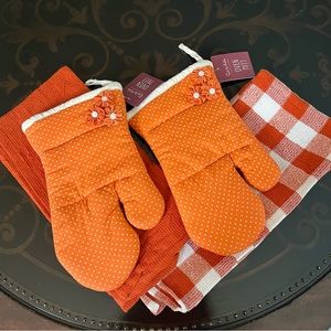 Sur La Table Oven Mitt and Towels Set NWT